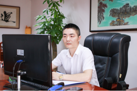 “老板，好樣的，我們永遠(yuǎn)向您看齊！” ——讀益陽(yáng)日?qǐng)?bào)《諶暢明 把公司做強(qiáng)，把公益做好》有感